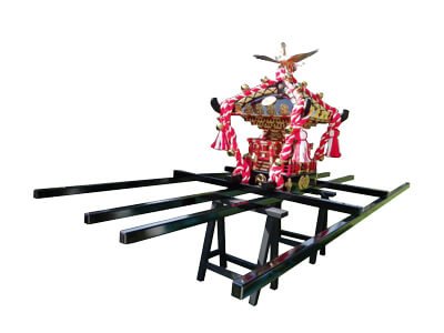 こちらはかつぎ棒＋馬台です。お神輿を担ぐ際に使用します。休むときは馬台にのせます。